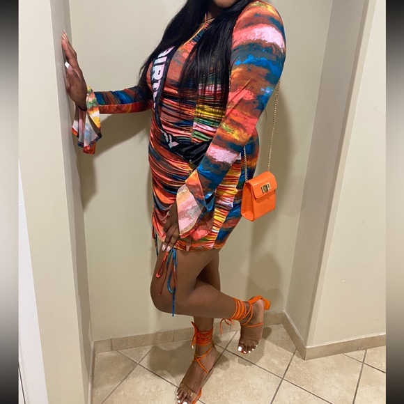 Thigh length long sleeve dress - Picture 3 of 7